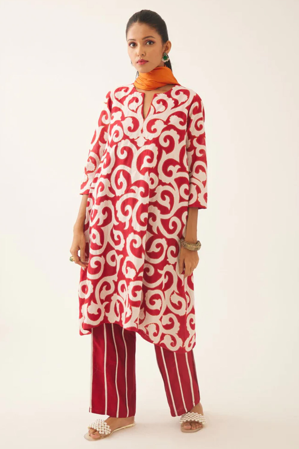 Straight Hem Kurta Set With All-Over Trellis Jaal Applique Highlighted With Kantha Work