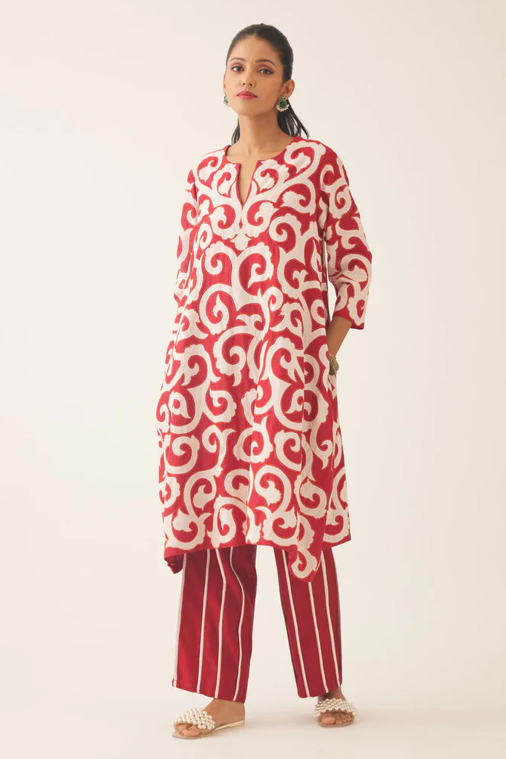 Straight Hem Kurta With All-Over Trellis Jaal Applique Highlighted With Kantha Work