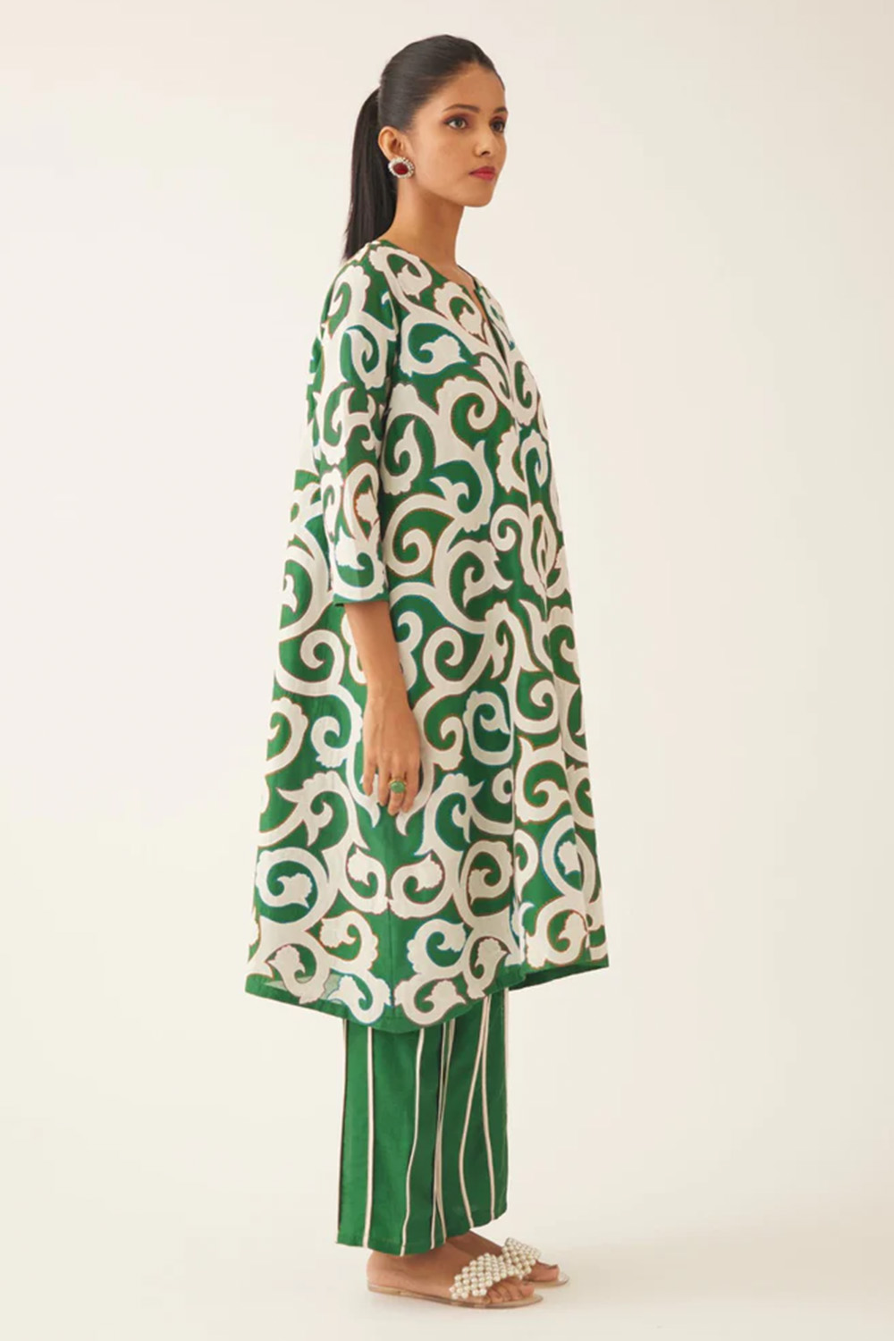 Straight Hem Kurta With All-Over Trellis Jaal Applique Paired With Silk Chanderi Straight Pants