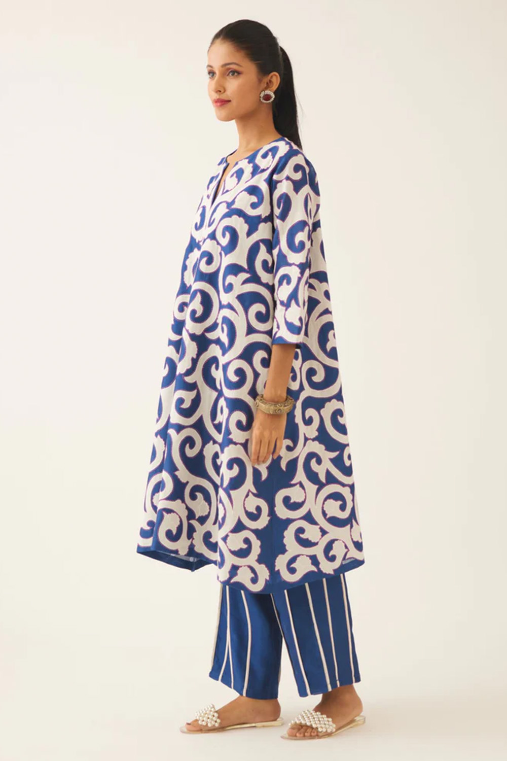 Straight Hem Kurta With All-Over Trellis Jaal Applique Highlighted With Kantha Work