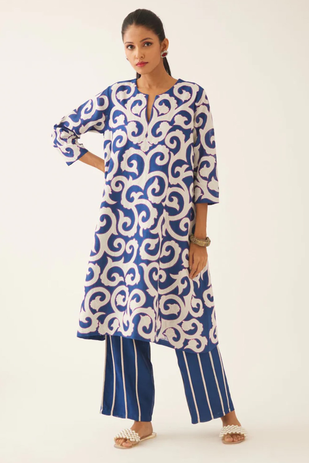 Straight Hem Kurta With All-Over Trellis Jaal Applique Paired With Straight Pants
