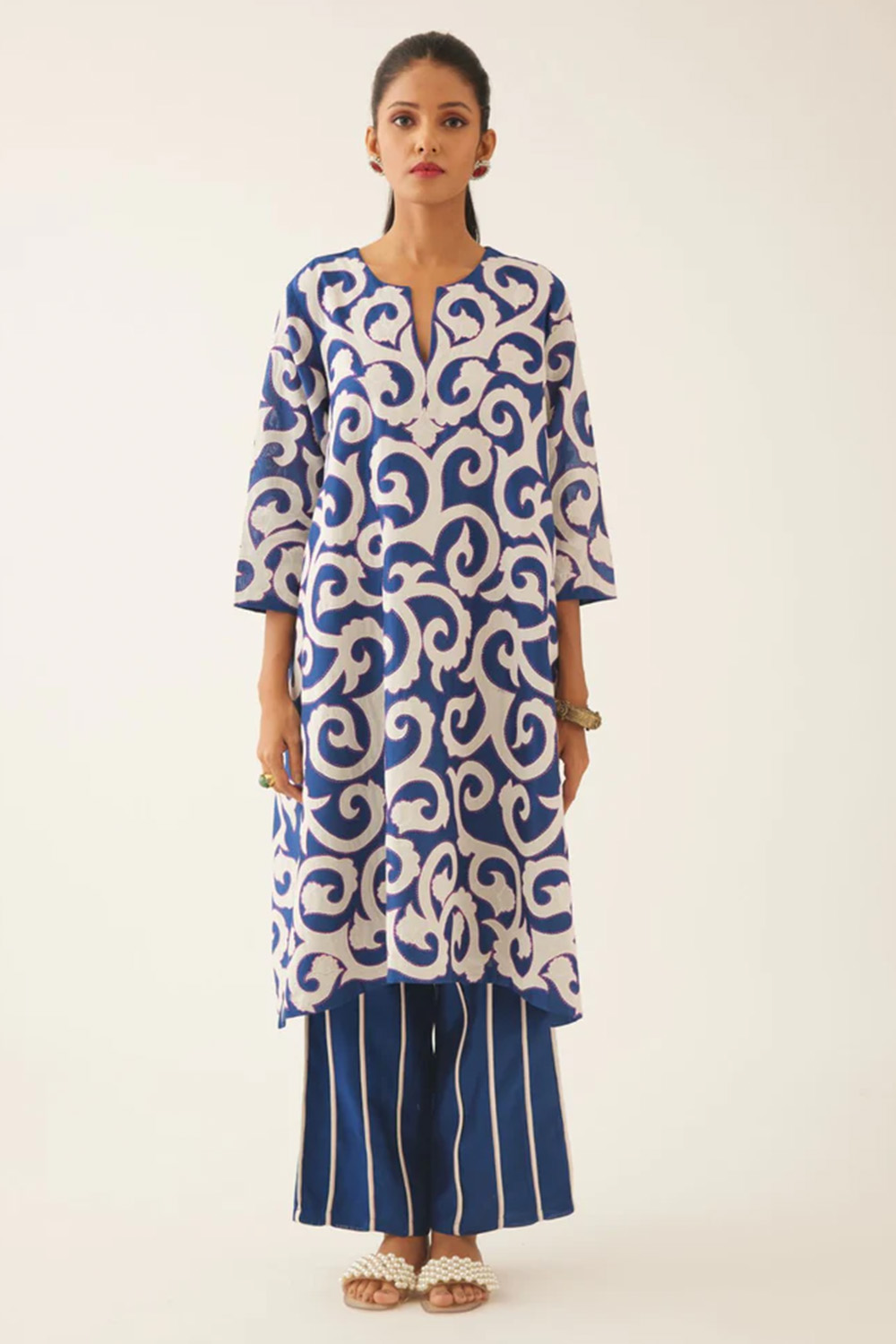 Straight Hem Kurta Set With All-Over Trellis Jaal Applique Highlighted With Kantha Work